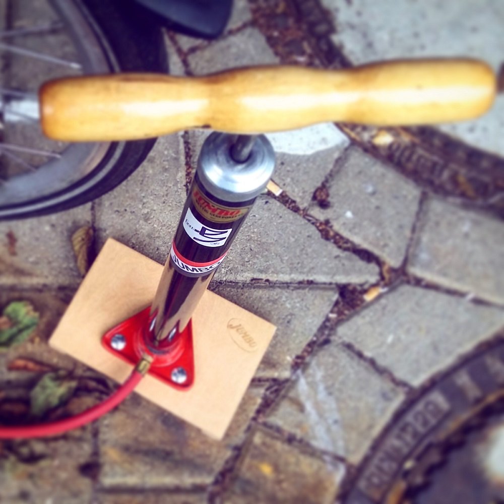 De #meivakantie staat alweer voor de deur! Een mooie gelegenheid om eens 'n mooie fietstocht te gaan maken met het gezin. Dat doe je natuurlijk niet op platte banden... jumbofietspompen.nl/webshop #jumbopomp #fietspomp #fietsen #dutchdesign #socialdesign #Nederlandfietst