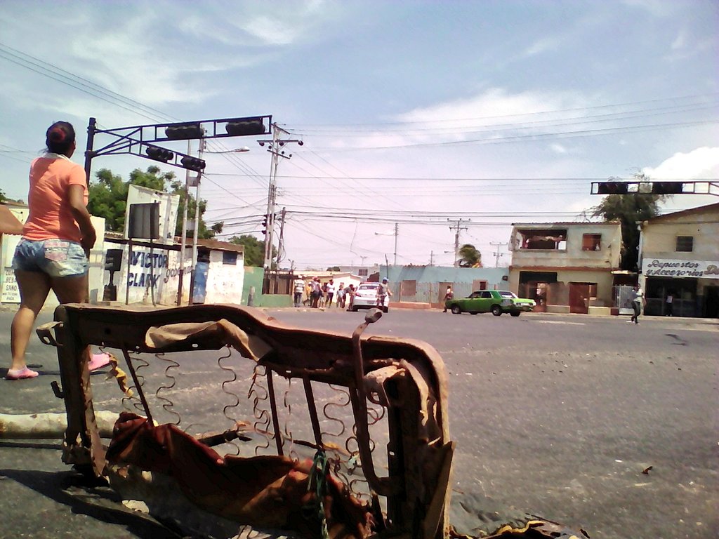elpiojolopez's tweet photo. Con la consigna 'Queremos las cajas CLAP NO las bolsa", habitantes del sector Curazaito de Coro, cierran el sector La Esquina Caliente. https://t.co/pfKxZu1Pxl