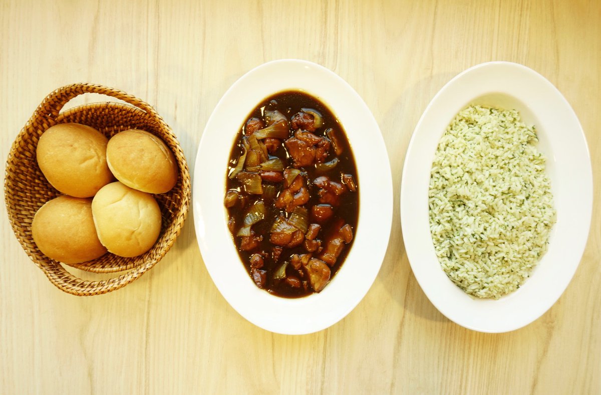 ChefInsideBox's tweet image. Sweet. Simple. Savory. Seared Bourbon and Sweet Onion Chicken ready for the whole family in just 10 minutes🍴#chefinside