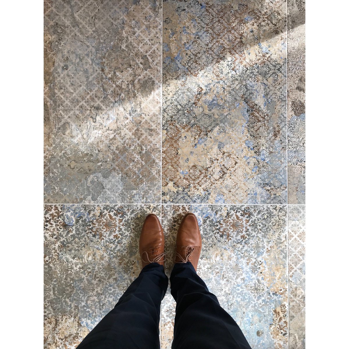 We love this new display in our showroom! It really does have everything - from clean lines, to rustic finishes, luxurious furniture and industrial touches. Our designer even drew inspiration from his shoes for the walnut worktop as the colour complements the tiles perfectly!