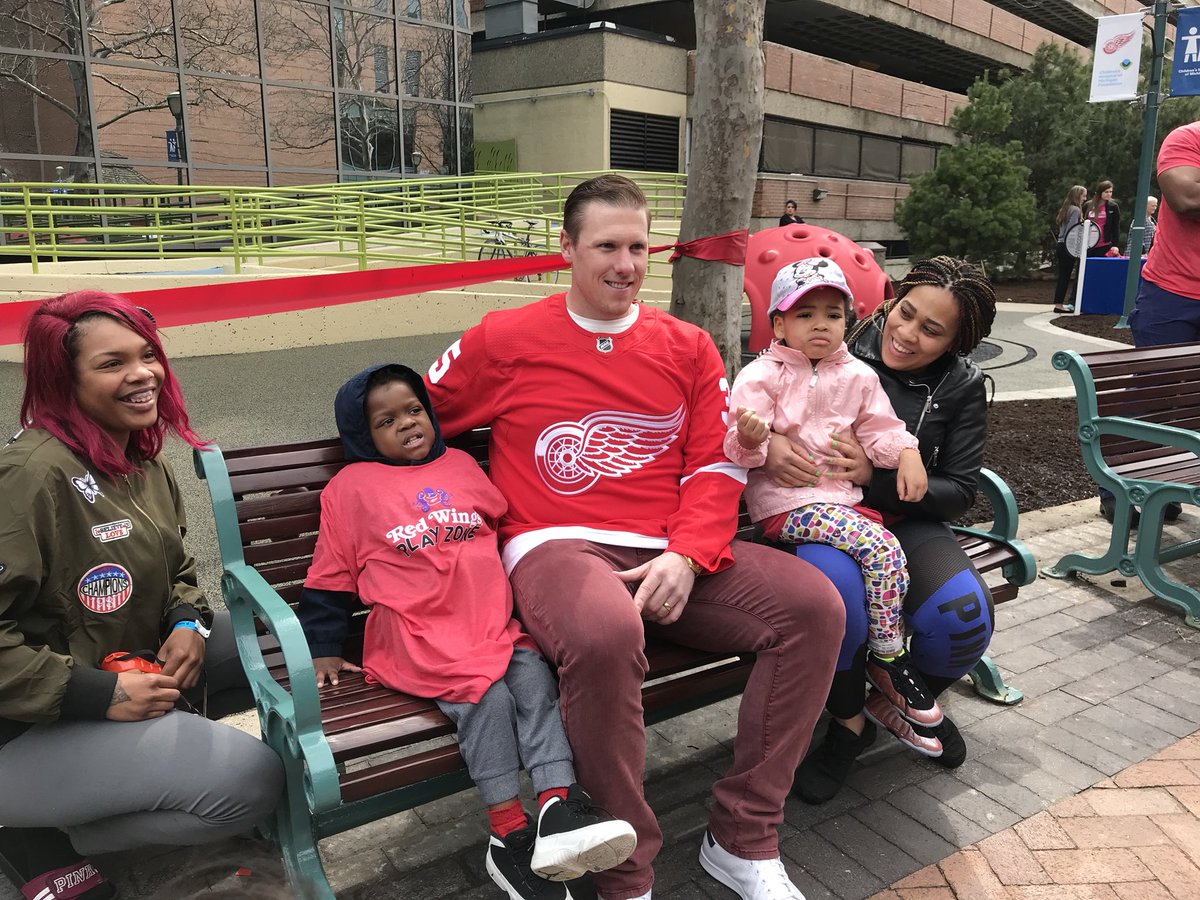 Jimmy Howard is here to help with the ribbon cutting for the #RedWingsPlayZone. #ExplorePlayImagine ✂️ https://t.co/DxnaAMv1IU