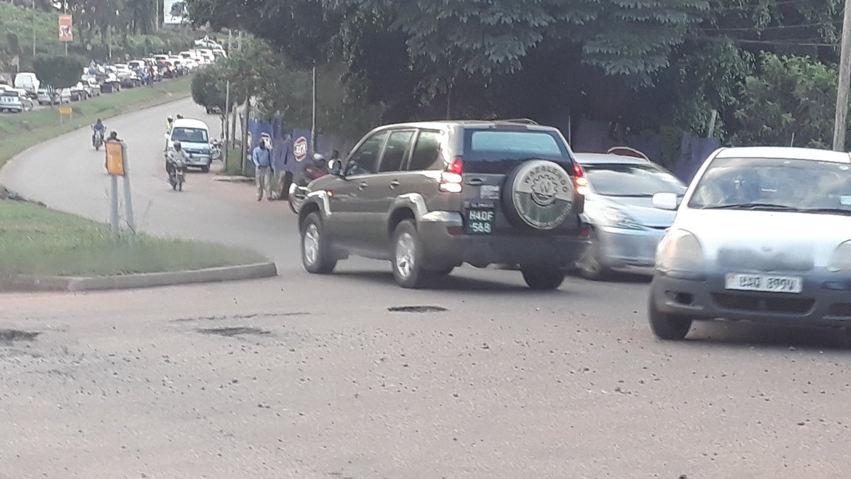 fobita's tweet photo. My hero of the day is a traffic officer on Lugogo bypass. He stopped a soldier who was using the wrong side of the road and made him reverse back to where he could rejoin the correct side of the road. Great job officer. @PoliceUg @JohnVianneyNsim @ntvuganda @Deecesca @nbstv https://t.co/y6huM6K825