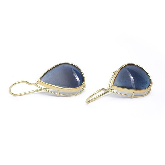 TuraSugden's tweet photo. These tourmaline earrings are everything. Gray-blue, silky drops for a rainy NYC day. Catch them tonight @hpfchristopher
#shopsmall #trunkshow #designerjewelry #handmade #recycledgold #madeinsf #newyork #westvillage #shopping #finejewelry #futureheirlooms #elevatedsetting #blueea https://t.co/JLTyS4sMlw