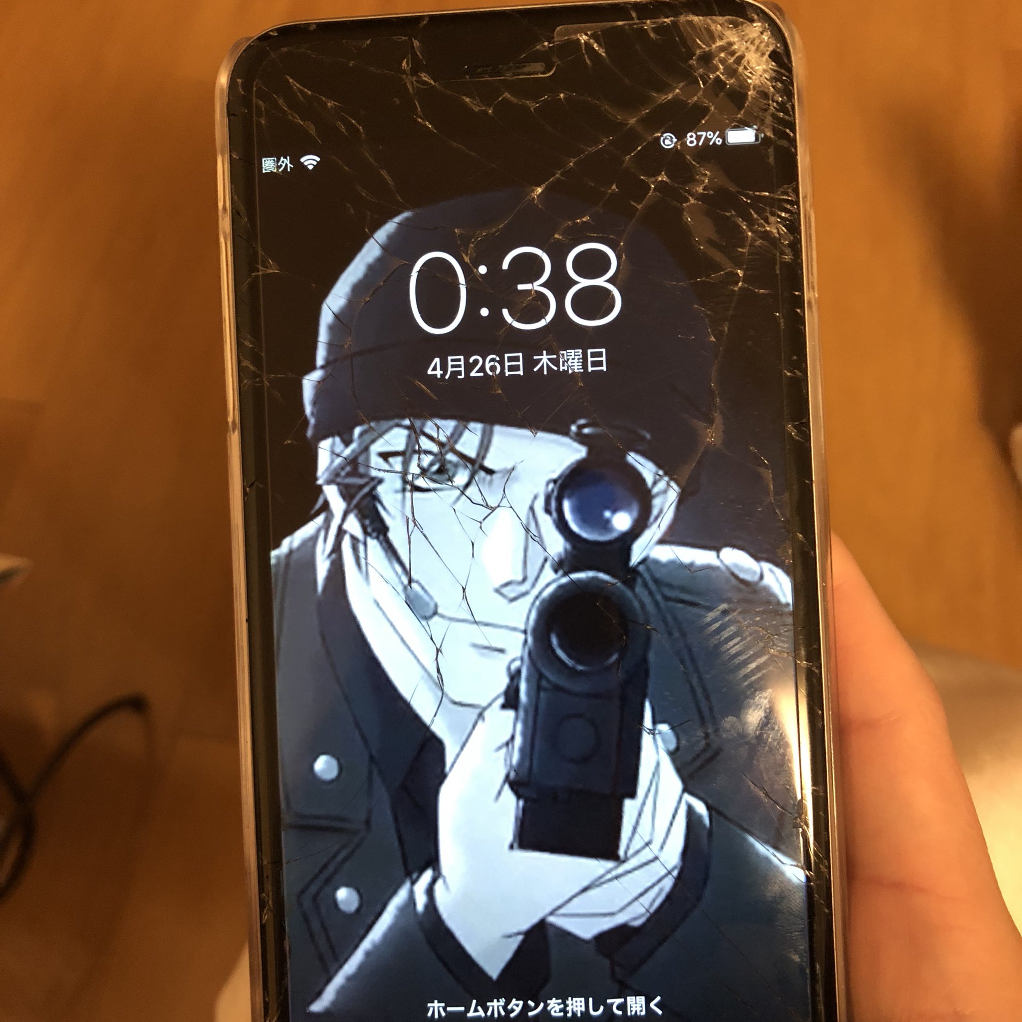 はるな 先日携帯がバキバキに割れてしまいまして 割れたからにはこうするしかないなと思ったんですよね ただ割れたんじゃないんですよ スナイパーに撃ち抜かれたんです T Co I1futle7ee Twitter