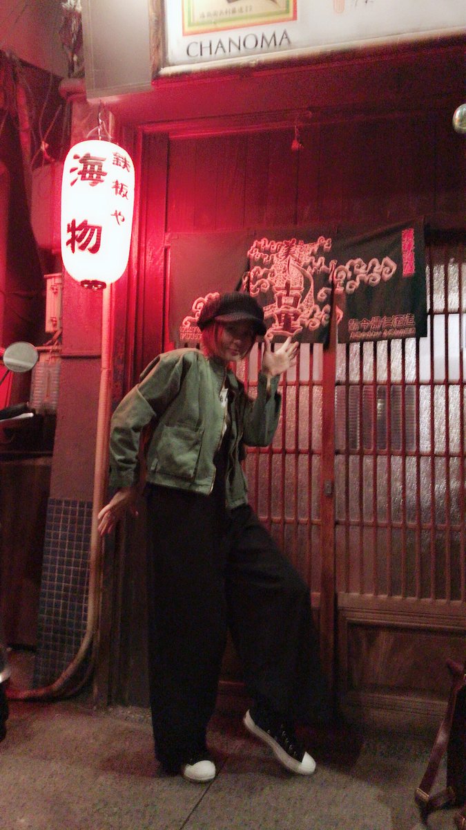 nagai_mariko's tweet photo. ライブ前に楽屋で異臭騒ぎ!石油の様な匂いが充満。原因はちえちゃんのオ?ラ。そんな話もMCネタにするちえちゃんをリスペクト。皆さんと腹筋がちぎれるほど笑った。途中、動画を撮るつもりで写真を撮った私。シャッター音にもちろん大爆笑。夜は私の復活日と同じ日に店にやってきたブー子さんと乾杯! https://t.co/hGC8hkqe6P