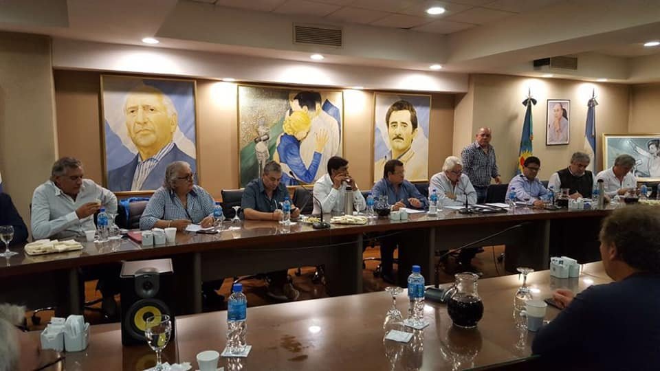 AGCArgentina's tweet photo. Participamos de la reunión de la Comisión Directiva de las 62 Organizaciones

Abordamos temas de agenda, los avances de las secretarias, Unificacion de la CGT, Intervencion del Partido, Organizacion por el 1M, viaje a la OIT y la regularizacion de las regionales. https://t.co/UixqvP8WQT