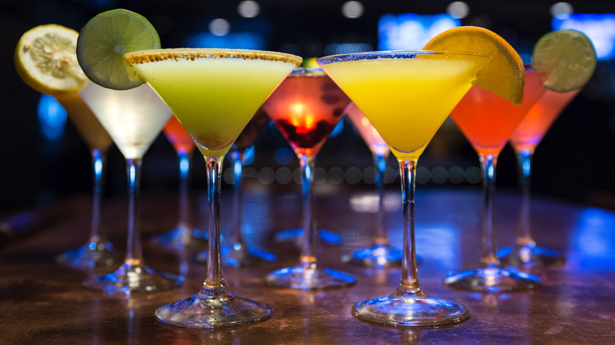 CopperTopTavern's tweet photo. You've made it halfway through the week! Enjoy one of our CopperTinis today for only $6. ALL DAY. EVERY WEDNESDAY! #CopperTopTavern #CopperTinis๐๐ธ https://t.co/VqnAFqsNml