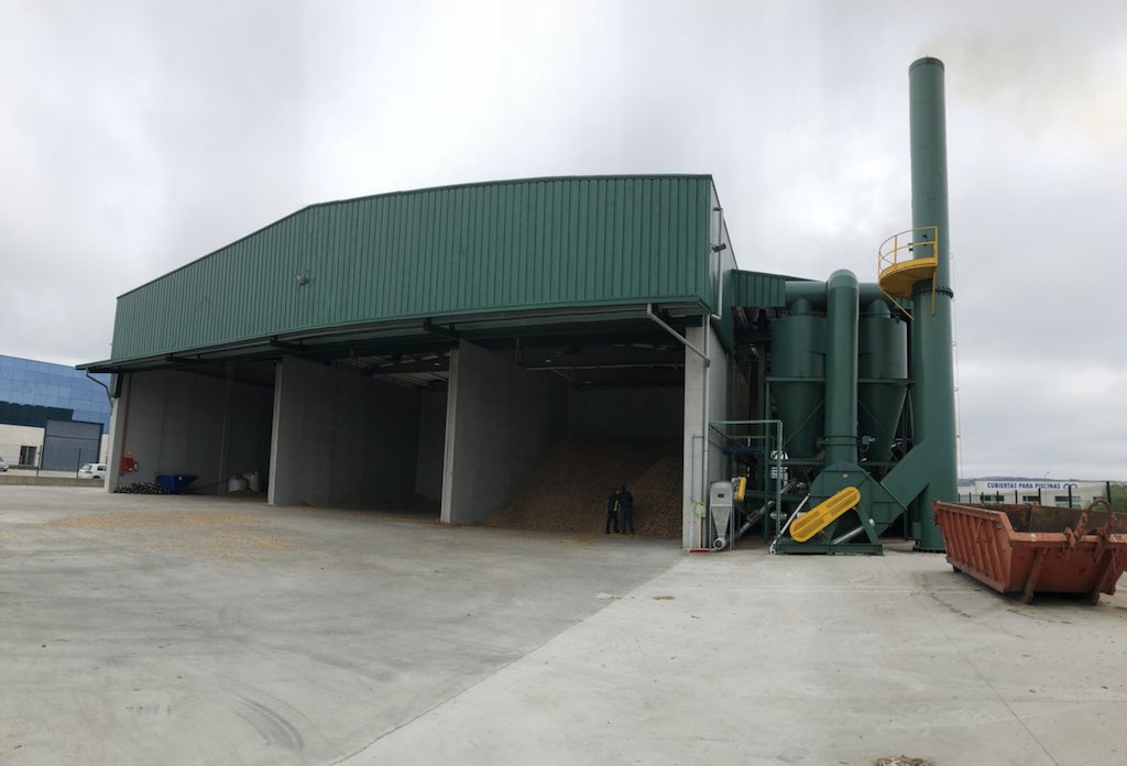 Pablux_1999's tweet image. Técnicos de @AVEBIOM @Greenalia_es y @AENOR han realizado hoy una auditoría piloto en la planta de #astillas de GREENALIA para testar los requisitos del nuevo manual de certificación Biomasud en el marco del proyecto #BiomasudPlus @EUhorizon2020 #sostenibilidad #biomasa