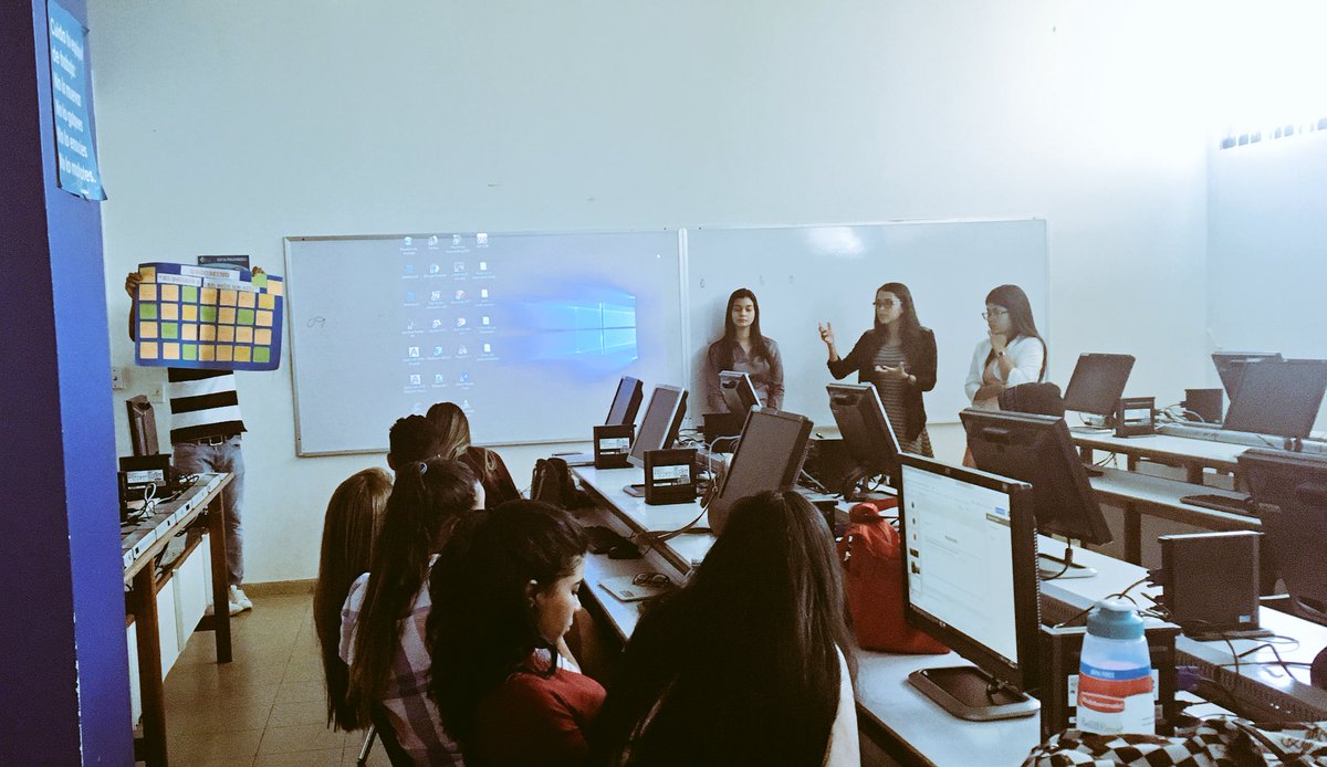 Elissaga's tweet image. Y más de las presentaciones de proyectos finales de #ComDigital de #Perdig18 
Semana de sustentaciones en @USMApanama 
✅Aquí el grupo #3, con el tema: #Grooming: los riesgos a tan sólo un click, taller impartido a chicos del Instituto América