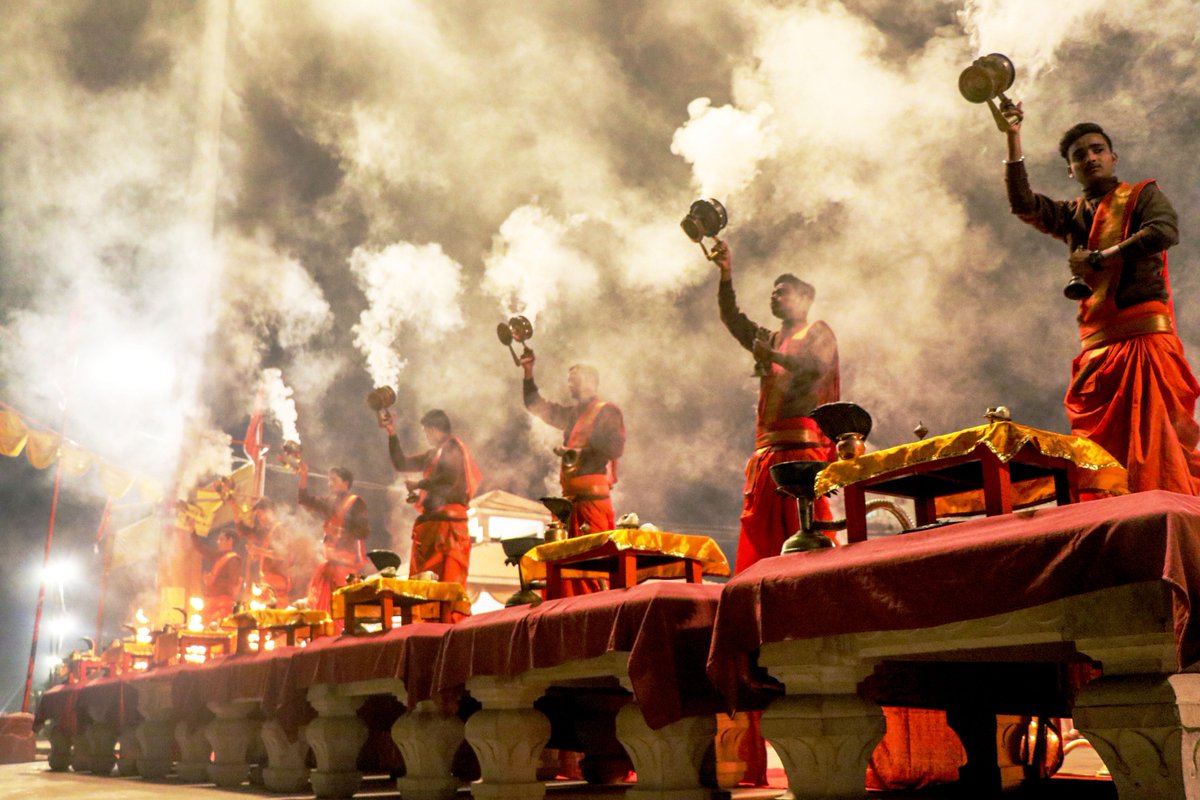 IndiGo6E's tweet photo. As the dusk envelops the blue sky, the auspicious chants calm down the wandering traveller into a state of bliss and inner peace at the ghats of Varanasi. Fly to an evening unlike any other and simply unwind. Book Now: https://t.co/Mj1tYZIvoE #6EExplorer #6EExplorerPrernaMalhan https://t.co/OlpQLmoxeM
