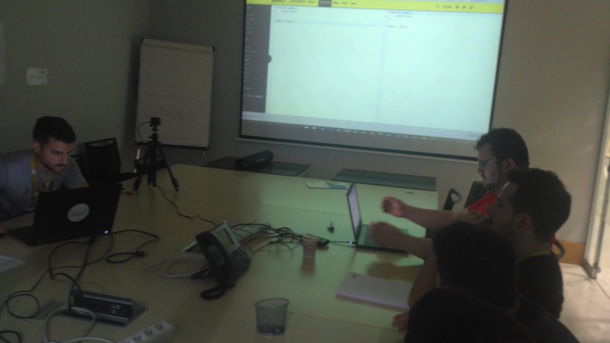 aracelidiazbuz's tweet photo. #frontjS conceptos de programación básicos.
Hoy hemos arrancado el plan de formación JS del equipo Front https://t.co/BQMMmjP3Nb