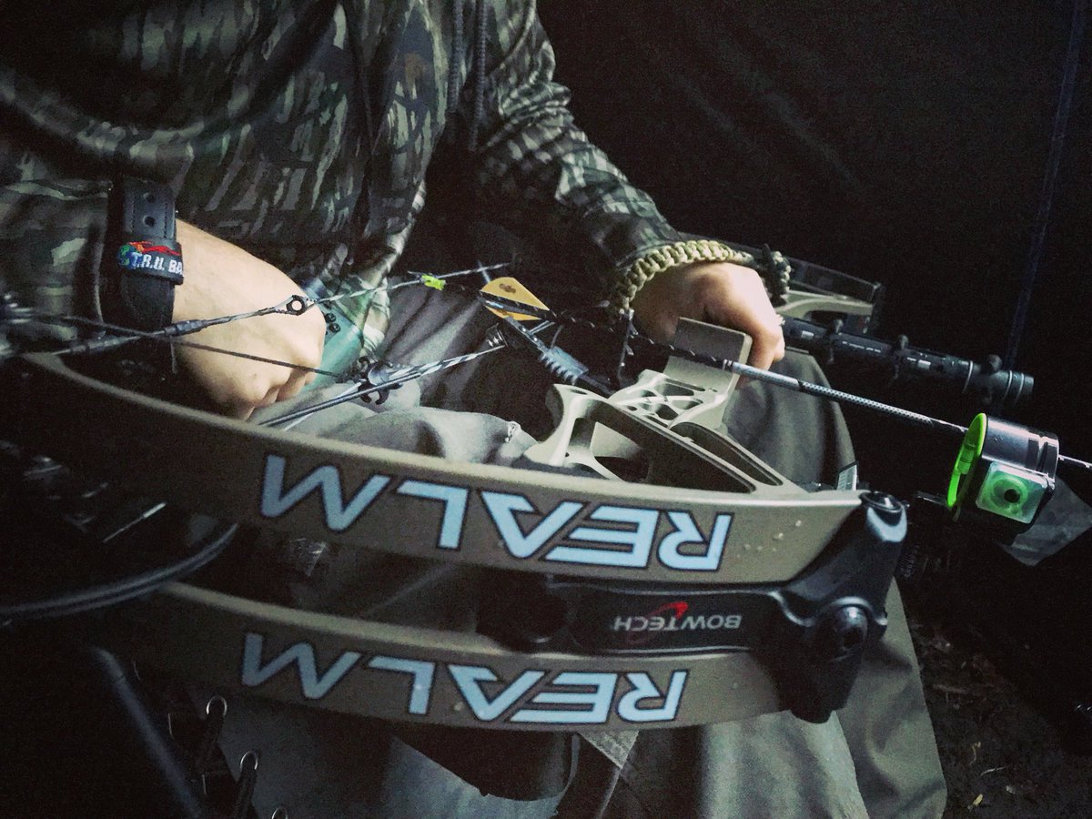 BowtechArchery's tweet photo. Arrow Nocked #wildturkeyhunting #bowtechrealm #ownyourrealm #flatdarkearth @DecotaCollins #outdoorscheflife https://t.co/hV0TF4gHrx