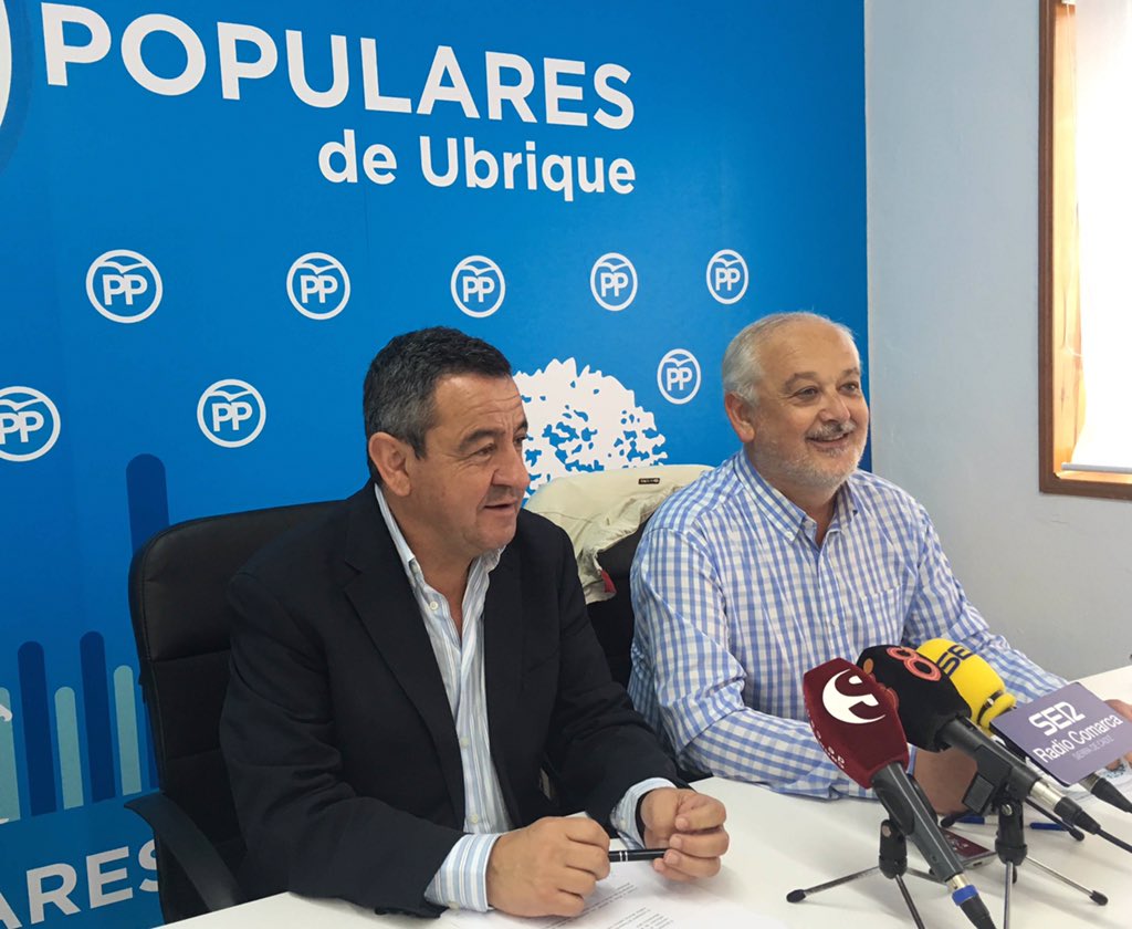 ppcadiz's tweet photo. .@pploaiza desvela una respuesta oficial que desmiente al consejero de Fomento y al director de #infraestructura, que vuelve a dejar en el aire las obras demandas 

📷HOY en rueda de prensa con @ManuelToro2015 https://t.co/2qKtxIwoW3