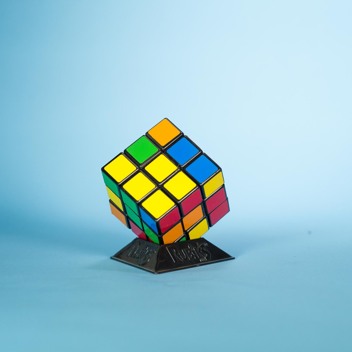 EvosoUK's tweet photo. Does social media, SEO, google analytics look like an unsolved Rubik's Cube? 🔀Don't worry, we have solutions! 😎#Evoso #DigitalMarketing #Design #Backdrop #rubiks #cube #retro #80s #seo #google #analytics #socialmedia https://t.co/ZRCtrvnETa