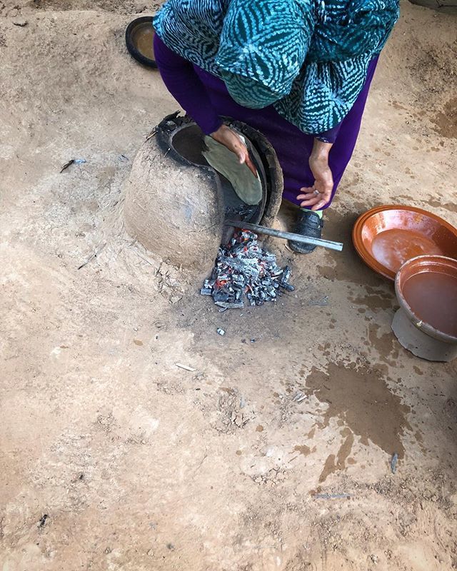Lady makes a sloppy wet naan-like bread in a quickly set bucket oven. It works! Not only works - best bread ever! ift.tt/2HrCniz