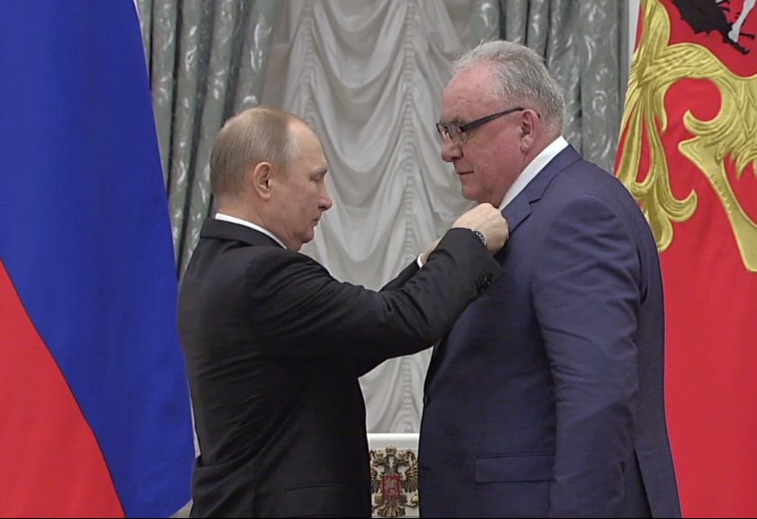 Владимир #Путин вручает гендиректору Туламашзавода Евгению Дронову медаль звания Герой Труда РФ.
#Тула

kremlin.ru/events/preside…