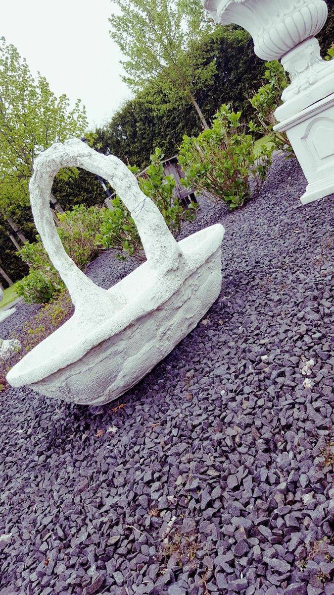 Deze mooie hengselmand van ruw beton mag weg voor €39,95   ( nog 4 stuks !