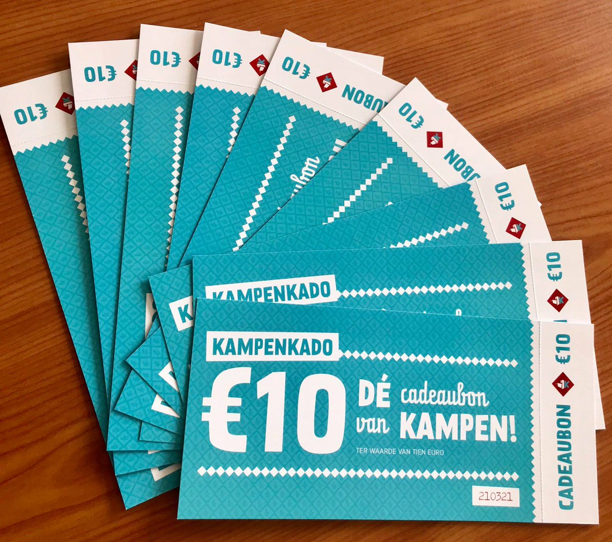 Is er binnenkort iemand jarig en heb je nog geen idee wat je hem of haar cadeau geeft? Denk dan eens aan de Kamper Kadobon. Een waardebon voor en door Kampen die je ook in kunt leveren bij ons!