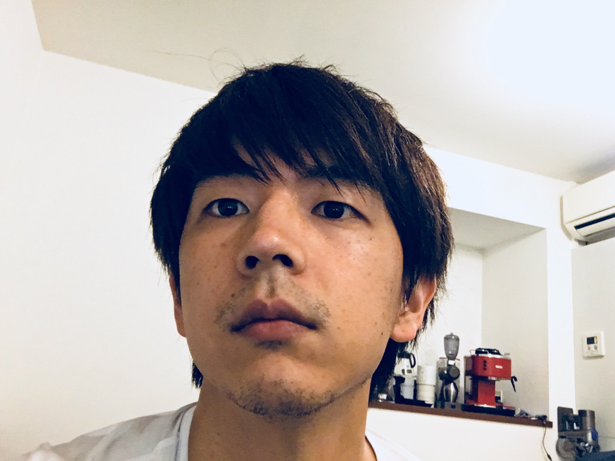 コマンダンテ石井 三連休でした 一体 三連休なんていつぶりでしょうか 髭剃ってないので記念に撮りましたが 全然かっこいい髭になりませんでした ミスターサタンみたいになる日はくるのかな T Co Ln75bnw21m Twitter