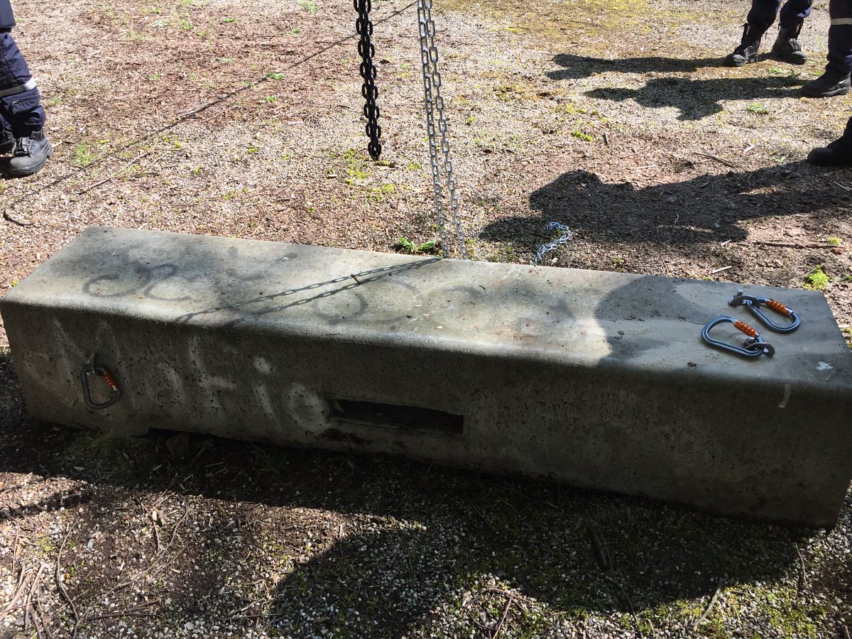 Manœuvre de force #sauvetage #déblaiement pour tester un matériel pour lever et déplacer un bloc de béton de 400 kg. Capacité maximum de 2 tonnes et déplacement sur 5 m.   <a href="/SDMIS69/">SDMIS</a> #usar <a href="/Insarag/">International Search and Rescue Advisory Group</a>