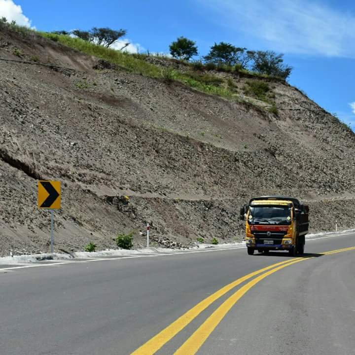 PaulGranda's tweet photo. Buenos dias, un abrazo fraterno a todos. Hoy recorreremos la vía Cuenca- Girón-Pasaje y la Minas-Tablón-Pucará, obras que ejecutamos con @ObrasPublicasEc dentro del #PlanVialAzuay 
@Lenin 
#ObrasQueConectanVidas https://t.co/v5Ca9oqmFF