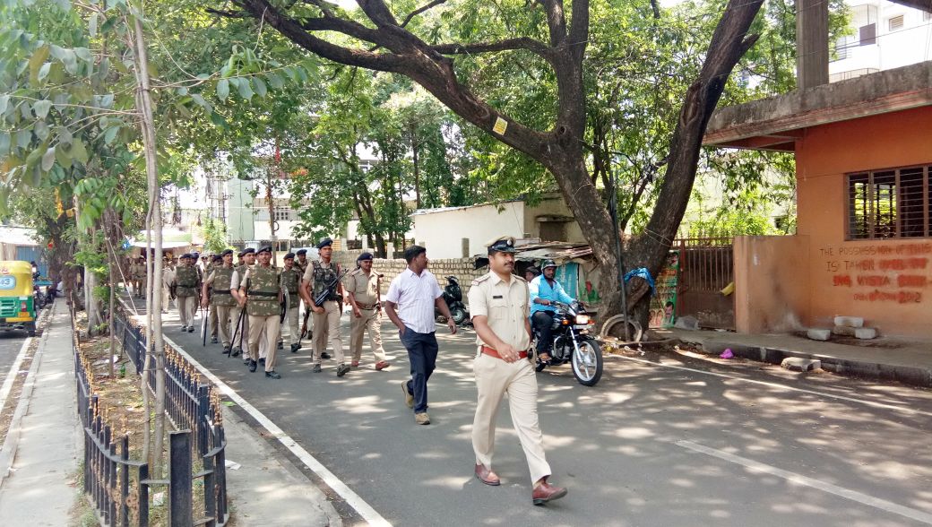 DCPWestBCP's tweet photo. ಇಂದು ರಾಜರಾಜೇಶ್ವರಿನಗರ &amp; ಜ್ಞಾನಭಾರತಿ ಪೊಲೀಸರು ವಿಧಾನಸಭೆ ಚುನಾವಣೆ-2018 ರ ಹಿನ್ನಲೆಯಲ್ಲಿ ಠಾಣಾ ಸರಹದ್ದಿನಲ್ಲಿ ಪಥಸಂಚಲನ ನಡೆಸಿರುತ್ತಾರೆ. 
|#ಶಾಂತಿಯುತಚುನಾವಣೆಯಕಡೆ #ನಮ್ಮಪಡೆಗಳನಡೆ| 
@Rrnagarbcp | @jbharathibcp |#KarnatakaElections2018  |#PoliceRouteMarch |#AreaDominationContinued...@Blrcitypolice https://t.co/gMS0OzAgsq