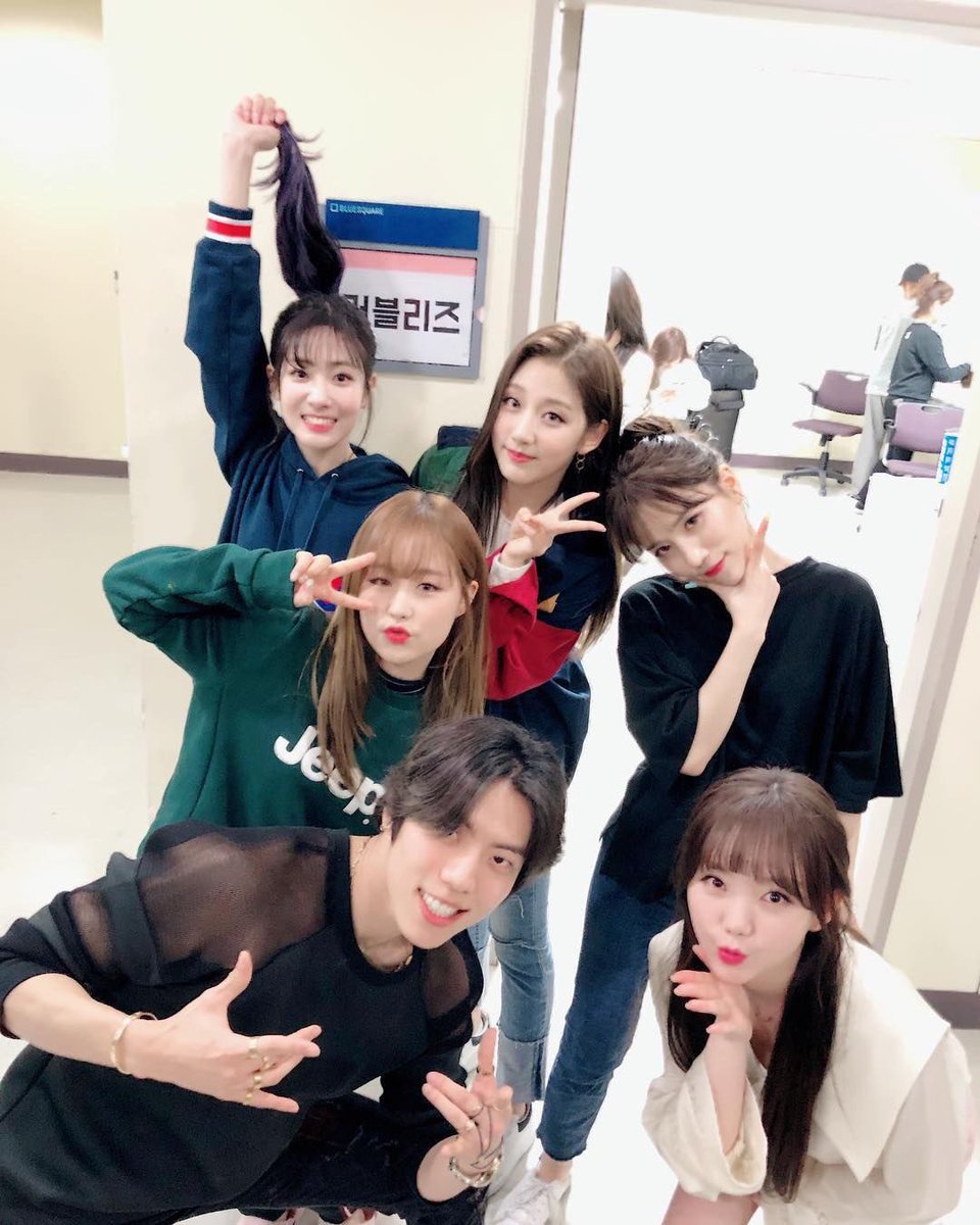 JDW902's tweet photo. Congratulations for you guys concert, my lovelyz 😘❤️❤️❤️❤️ https://t.co/PcgmJaqowQ