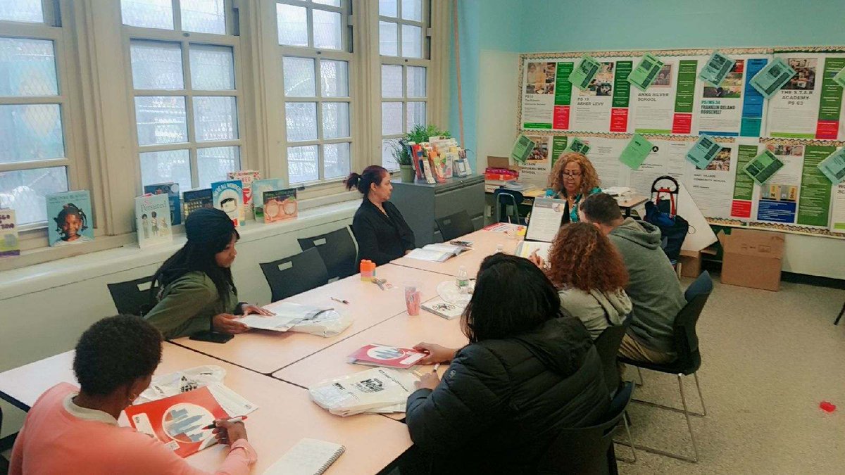 Parents are learning about medicine safety and poison control, thanks to Kim Milton and DeWitt Head Start!
#LESCollaborates