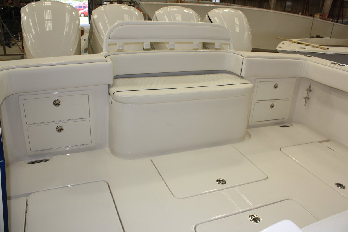 JupiterMarine's tweet image. Born to fish, the 43SF is our #newestaddition in the #JupiterFleet! #ourroyalbaby This beauty is spoken for &amp;amp; home in Palm Beach but click the link in the bio to #designyourjupiter &amp;amp; get an instant quote! #jupiterfamily #stepaboardajupiter #flagshipmodel #summer #fishingmachine