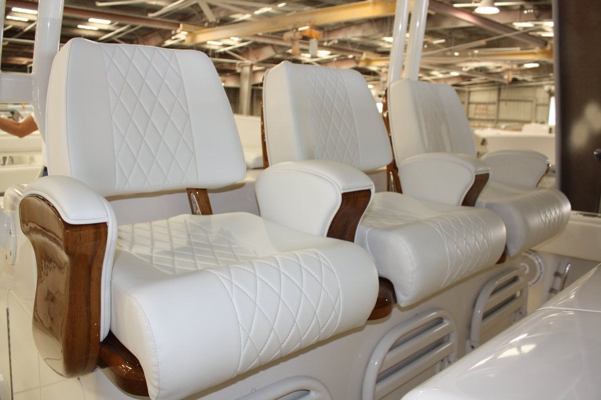 JupiterMarine's tweet image. Born to fish, the 43SF is our #newestaddition in the #JupiterFleet! #ourroyalbaby This beauty is spoken for &amp;amp; home in Palm Beach but click the link in the bio to #designyourjupiter &amp;amp; get an instant quote! #jupiterfamily #stepaboardajupiter #flagshipmodel #summer #fishingmachine