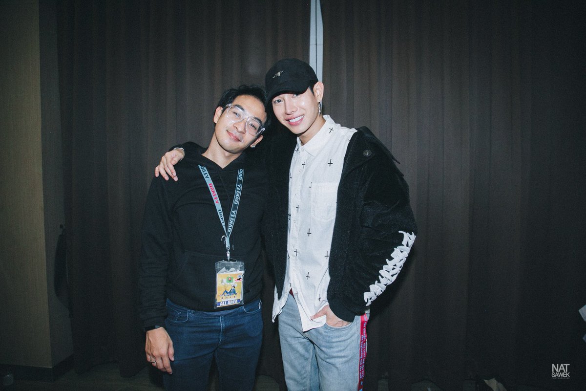 Nat_Sawek's tweet photo. ยินดีกะผลิตด้วยคับ ขอบคุณที่ได้มีโอกาสเข้าส่วนหนึ่งในวันสำคัญของผลิต ทำให้ได้เจอแต่คนน่ารักๆ เต็มไปหมดทั้งทีมงาน  ทั้งนุช สัมผัสได้เลยว่าสังคมนุชโคตรอบอุ่นจิงๆ  #เป๊กผลิตโชค #โอ๊ตปราโมทย์ #PeckPalitchokeConcert #oatpramote cr.@feafafeafa ถ่ายให้คับ https://t.co/HCHr111hPg