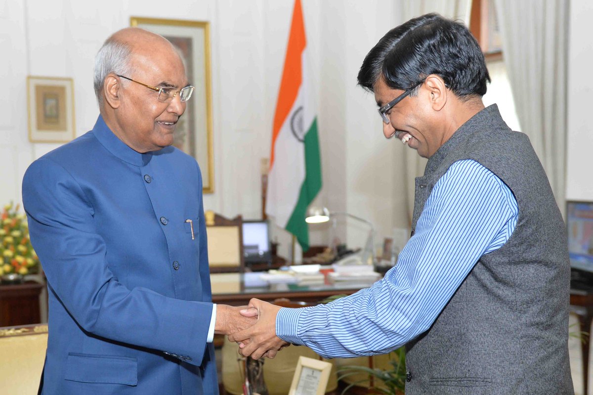 Shri Abhay Karandikar, Director, IIT Kanpur, called on #PresidentKovind at Rashtrapati Bhavan
