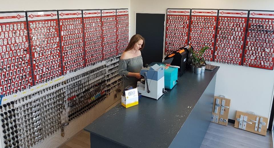 De #sleutelafdeling is vergroot naar 1000 verschillende sleutelprofielen. De reclame op het pand is nog niet klaar, maar gelukkig weten al veel klanten ons te vinden op de Kompasstraat 28 te Capelle aan den IJssel!
Maak uw #sleutel na vanaf € 4,80 per sleutel.