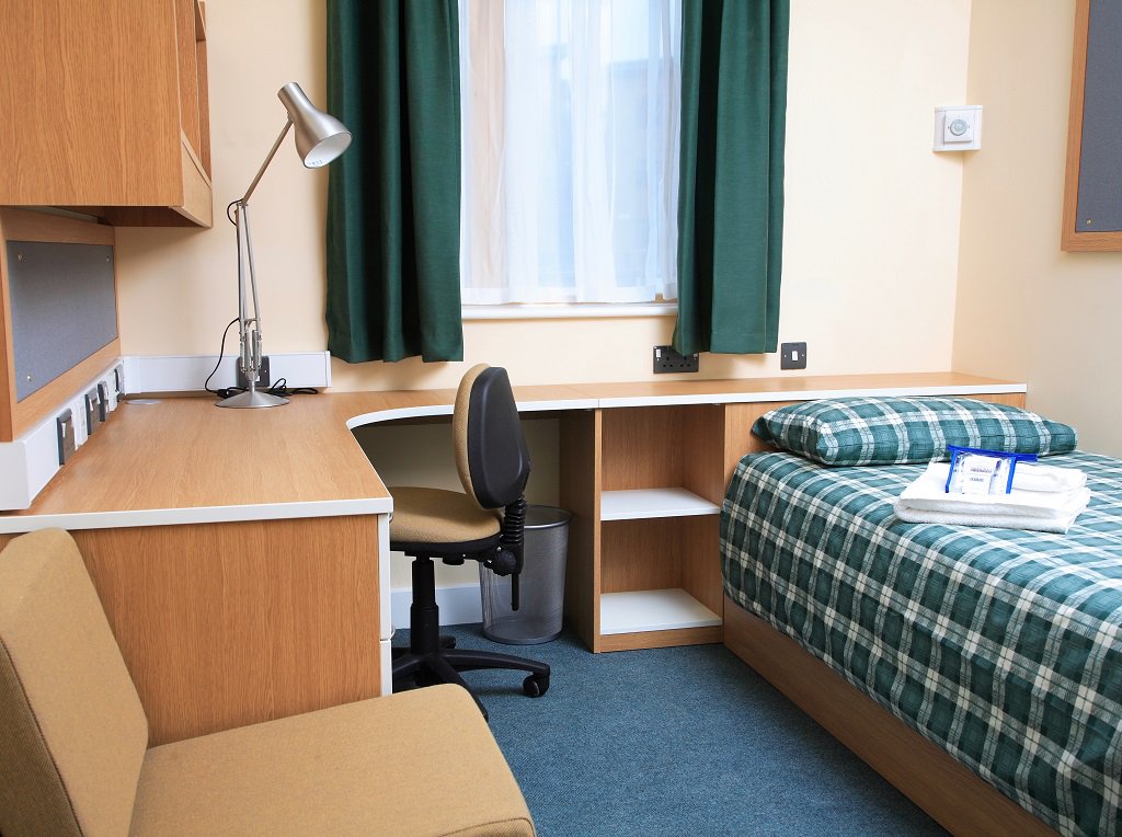 What happens to our bedrooms once the students go home?  We offer them to you!  Single ensuite bedrooms available for £51.41 per night: goo.gl/BuvPt8 #bedrooms #accommodation #ensuite #oxfordbedrooms #oxfordaccommodation #groupaccommodation