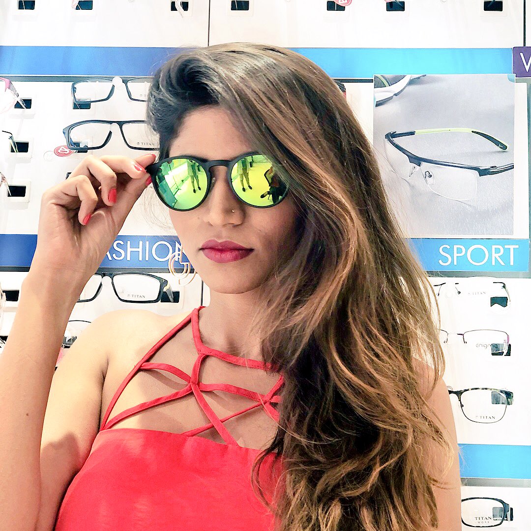 DivyaMaben's tweet photo. Checked out the new #FlipItOn collection by @titaneyeplus ? ✨👓
It’s a pretty cool alternative to buying separate frames and prescription sunglasses. Their #IForEye initiative is still on where you donate your old glasses & get a 20% discount on a pair of #TitanEyeplus frames! https://t.co/y9z0FzaGyu