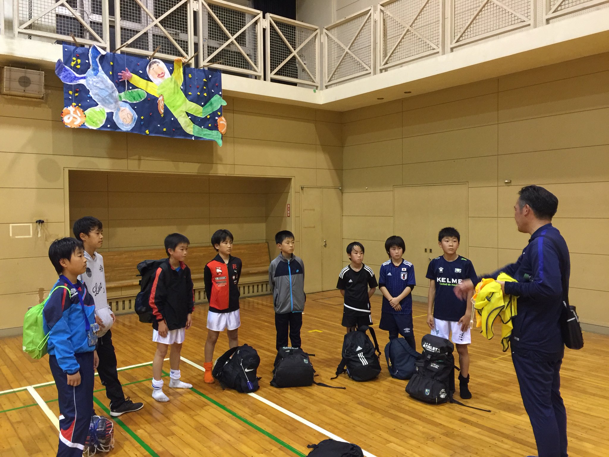 しらとり台fc さつきが丘小学校 横浜市青葉区しらとり台 U12水曜フットサル 上の学年に対してのチャレンジが出来る環境です 失敗恐れず Jy休みメンバーと部活練習後のメンバーも参加 また宜しく