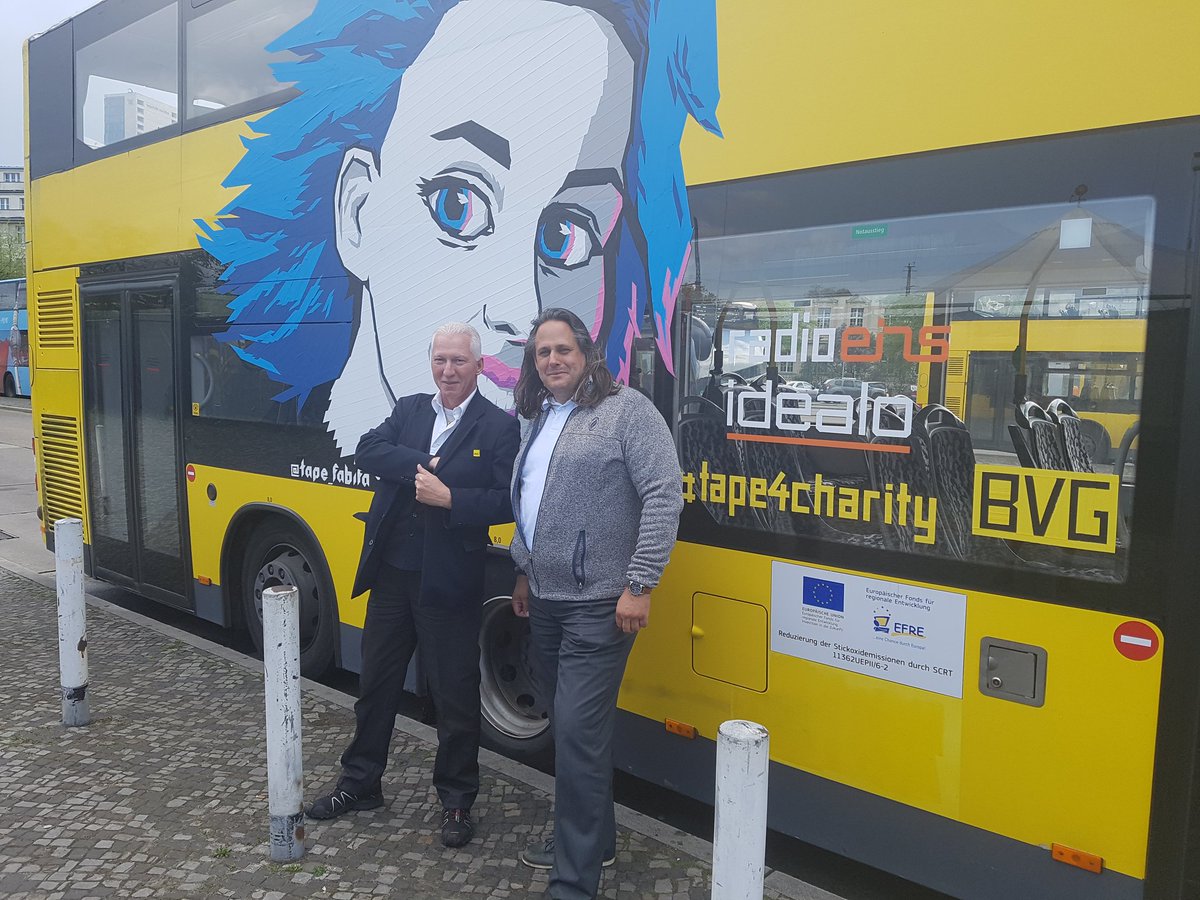 Idealo De Diese Beiden Haben Heute Die Ehre Den Getapeten Bvg Bus Zu Fahren Alles Dank Des Crowdfunday Spendet Fleissig Weiter Fur Mehr Coole Aktionen T Co Ayncirdbzj Tuwasfurdeinkarma T Co Shgulwjm21