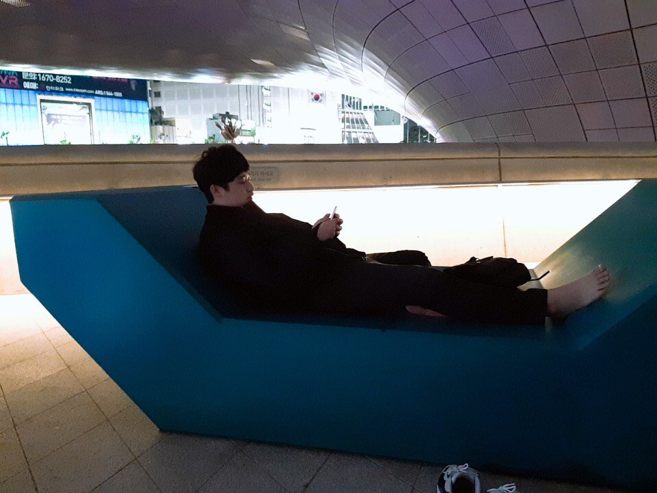 TIMEFLOW96's tweet photo. 일 끝나고 잠시 쉬고 집가네요ㅠㅠ https://t.co/jrP0I1da2e