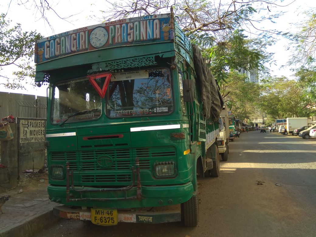 lramovement's tweet photo. We are losing our Township to illegal parking. Looks like fines are being treated as paid parking charges by hooligans and our agony continues. Help us #mumbaitraffic @MumbaiPolice @mtptraffic
Threats to anyone questioning. Location
Kandivali East Lokhandwala Township https://t.co/DSFx2BeLcn