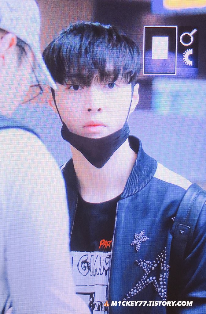 M1CKEY77's tweet photo. 180425 #장이씽 🐇🐇🐇 https://t.co/MlzEW7kzOY