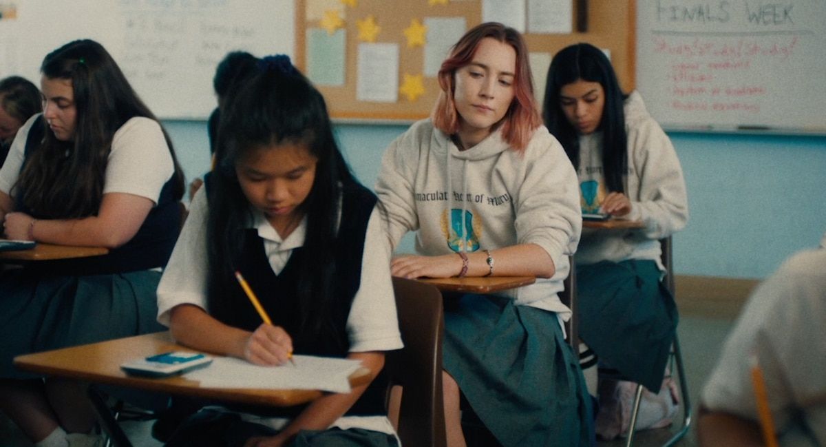 OnePerfectShot's tweet photo. LADY BIRD (2017) 

DP: Sam Levy
Director: Greta Gerwig
Check out More Perfect Shots of 2017: https://t.co/XHwbf9ilMw https://t.co/go2GPpn5Pg