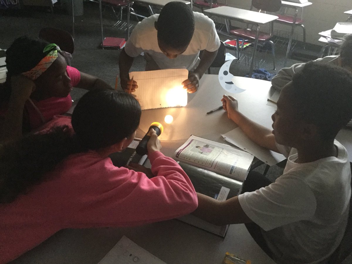 Flemi19Angelica's tweet image. Why Does the moon 🌙 seem to change shape every night #launchlab #sunearthmoon 🧐👩🏾‍🏫 @McGrawHillK12 @LibertyCoSchool @MRRVH