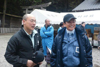 shounantk's tweet photo. マスコミが報じない姿

麻生さんは
東日本大震災の2週間後

四駆1台に秘書やSPと同乗し
十数時間かけて
相馬市役所を訪問

栄養ドリンク1000本
カップ麺など職員に差し入れ

避難所でも
一部屋ずつ回って市民を励まし
配給のおにぎりを一緒に食べた

副総理になった後も
復興に尽力する人々を激励した https://t.co/0D9kIcuI1E