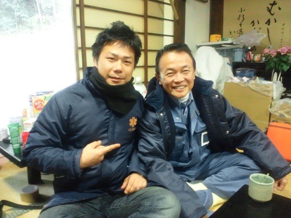 shounantk's tweet photo. マスコミが報じない姿

麻生さんは
東日本大震災の2週間後

四駆1台に秘書やSPと同乗し
十数時間かけて
相馬市役所を訪問

栄養ドリンク1000本
カップ麺など職員に差し入れ

避難所でも
一部屋ずつ回って市民を励まし
配給のおにぎりを一緒に食べた

副総理になった後も
復興に尽力する人々を激励した https://t.co/0D9kIcuI1E