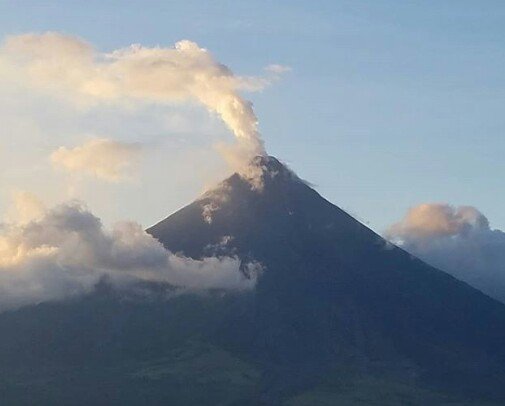 CelestialObserv's tweet photo. The best way to cure jet lag #runninguphill #runwithaview #hills #travel #travelbond #explore #Albay #volcano #mayonvolcano #nature #landscapes #springbreak Photo courtesy of ax_truevagabond7 on Instagram https://t.co/2WdnEI1DWG