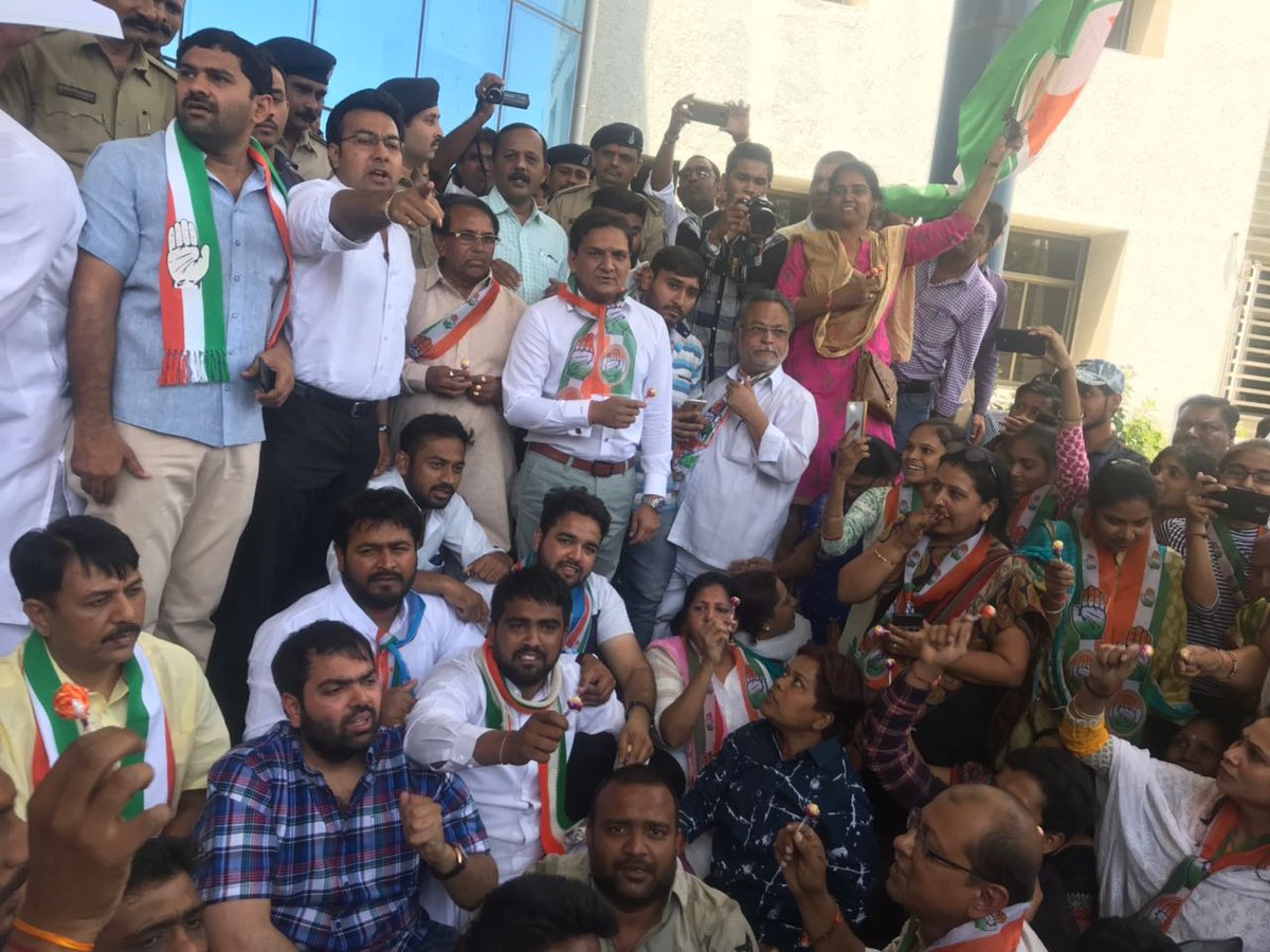NSUIGujarat's tweet photo. Today @GujaratNSUI along with @INCIndia did Aggressive Agitation  @ DEO Office, Regarding SCHOOL FEES INCREASE FOR STUDENTS in Presence of @INCGujarat President Shri @AmitChavdaINC And Shri @Mahipal_gadhvi.
@Fairoz_JK
@guptar 
@VardhanNSUI
#NsuiForStudents #CongressForPeople https://t.co/duNjUhsudn