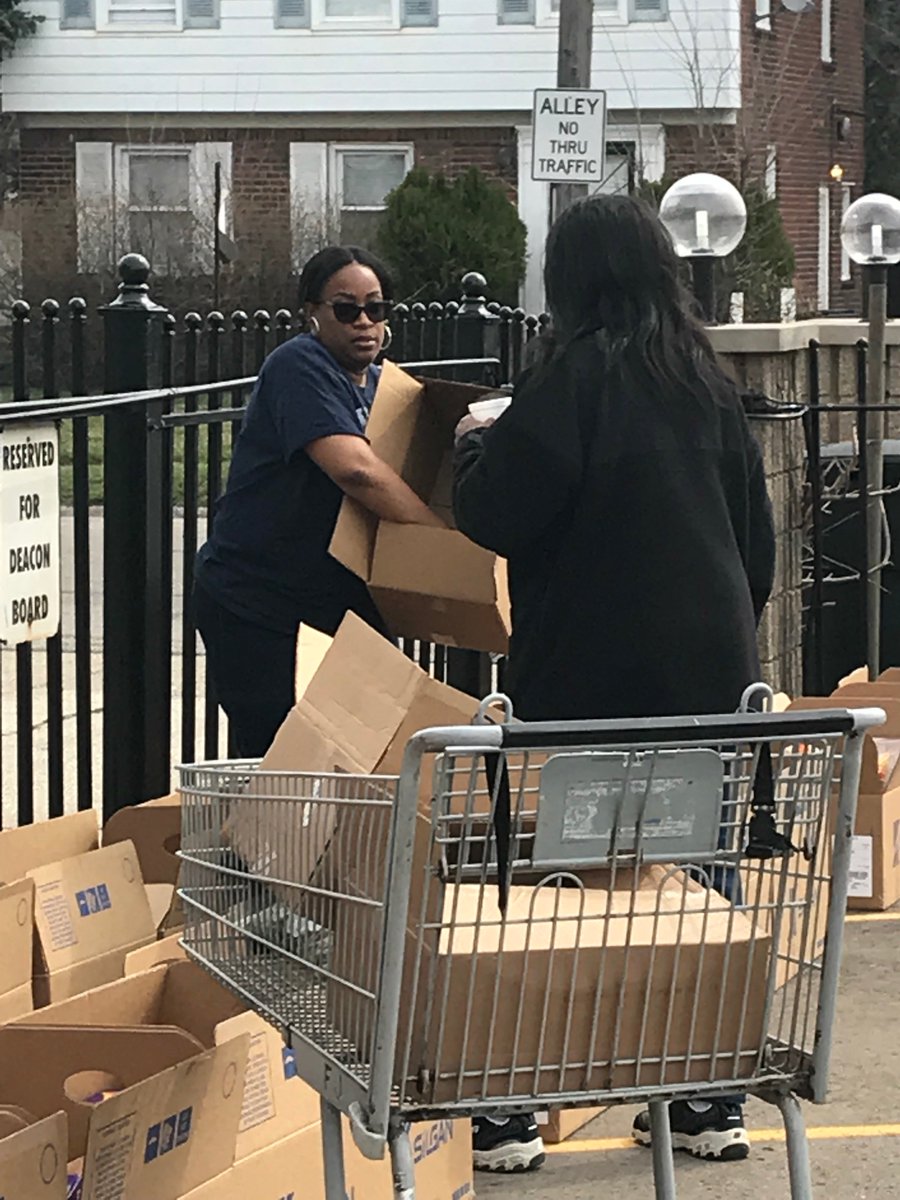 JudgeBraxton's tweet photo. On Saturday, Judge Braxton volunteered with Forgotten Harvest &amp; Gleaners at Greater Emmanuel to prepare &amp; distribute food boxes to individuals &amp; families in need. ~Team JKB
.
#Braxton2018 #JudgeBraxton #JudgeKarenBraxton #BeyondTheBench #WayneCountyCourthouse #MichiganCourthouses https://t.co/8ggK2dG23z