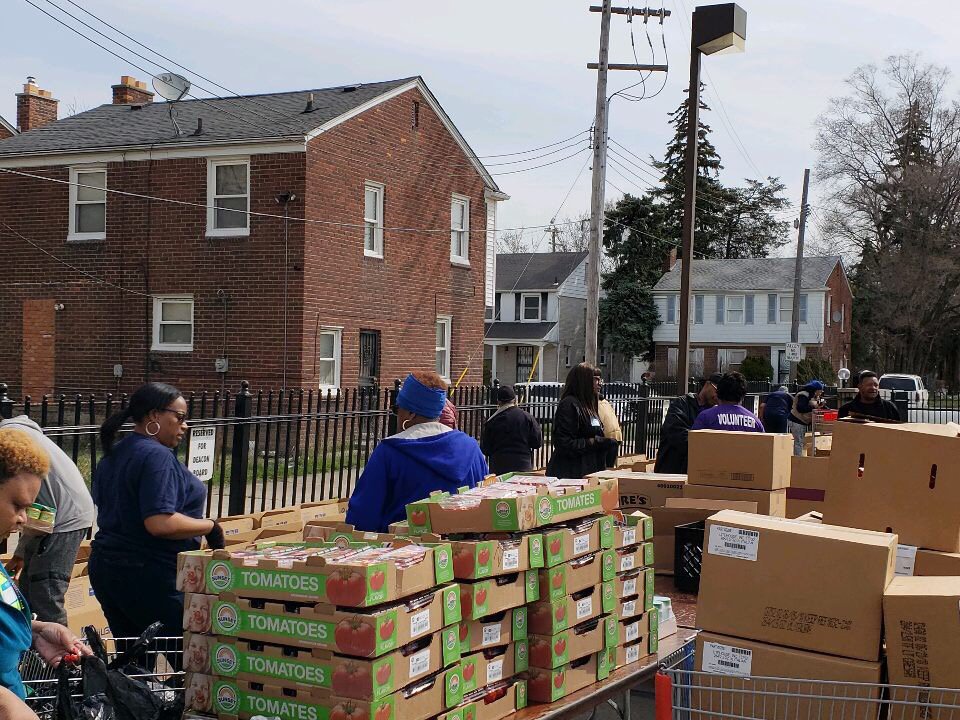 JudgeBraxton's tweet photo. On Saturday, Judge Braxton volunteered with Forgotten Harvest &amp; Gleaners at Greater Emmanuel to prepare &amp; distribute food boxes to individuals &amp; families in need. ~Team JKB
.
#Braxton2018 #JudgeBraxton #JudgeKarenBraxton #BeyondTheBench #WayneCountyCourthouse #MichiganCourthouses https://t.co/8ggK2dG23z