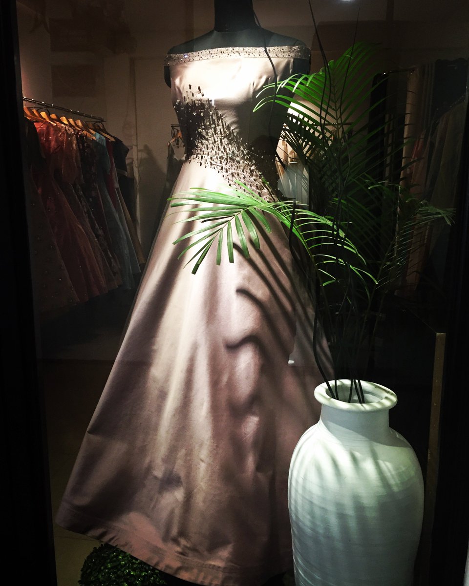 VishivaStudio's tweet photo. #WeddingCocktailGown
#WeddingReceptionGown
#WeddingCocktailOutfit
#WeddingReceptionOutfit https://t.co/WWzbmt65H1