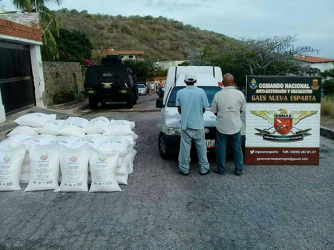 DanteRivasQ's tweet photo. Nuestros cuerpos de seguridad privaron de libertad a dos delincuentes que se dedicaban a revender productos de la cesta básica. No permitiremos que NADIE atente contra la estabilidad económica y alimentaria de #NuevaEsparta Firmes contra la #especulación y el #bachaqueo https://t.co/HHl5EFdLnB